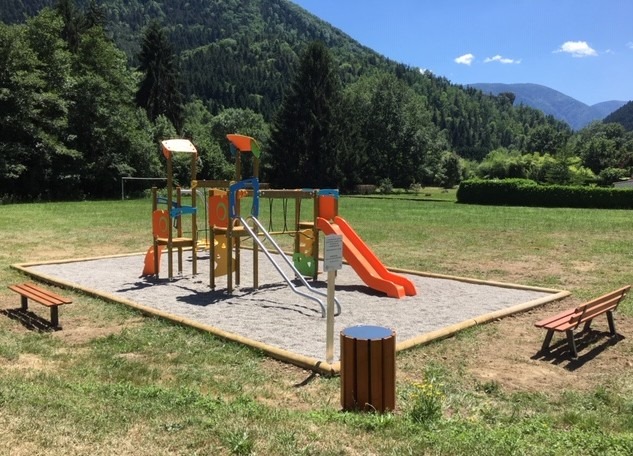 aire de jeux fougax et barrineuf en Ariège extérieur pour enfants avec toboggan et mobiliers urbains