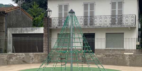 Pyramide de cordes Huck installée à Saint Girons par Loisirs Diffusion