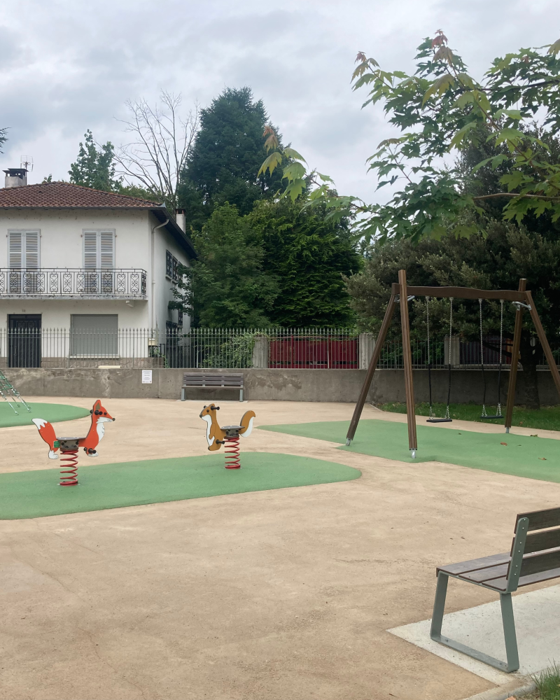 Aire de jeux Lappset de la gamme Flora installé à Saint-Girons par Loisirs Diffusion